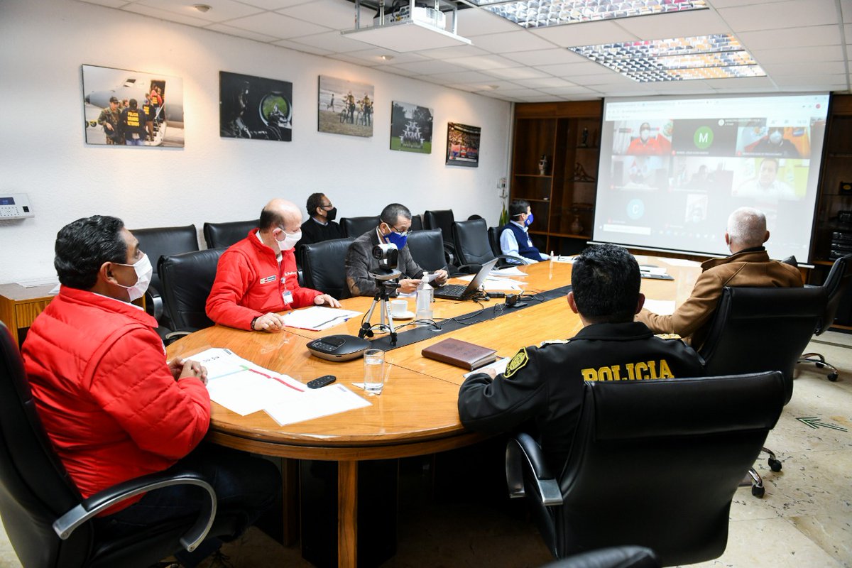 MininterPeru's tweet photo. El @MininterPeru y la Mancomunidad de Lima Sur realizan trabajo conjunto para intensificar el patrullaje integrado que permita un adecuado control y aplicación de medidas preventivas, así como para fortalecer los operativos en la lucha contra la delincuencia y la informalidad. https://t.co/GGzwOcJrn7