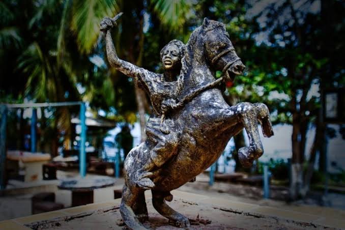 To date, she is still celebrated in traditional Hausa praise song as ‘Amina, daughter of Nikatau’ a woman who was equaled to a man. At the death of her brother, Karama in 1576, she was elevated to the position of queen.