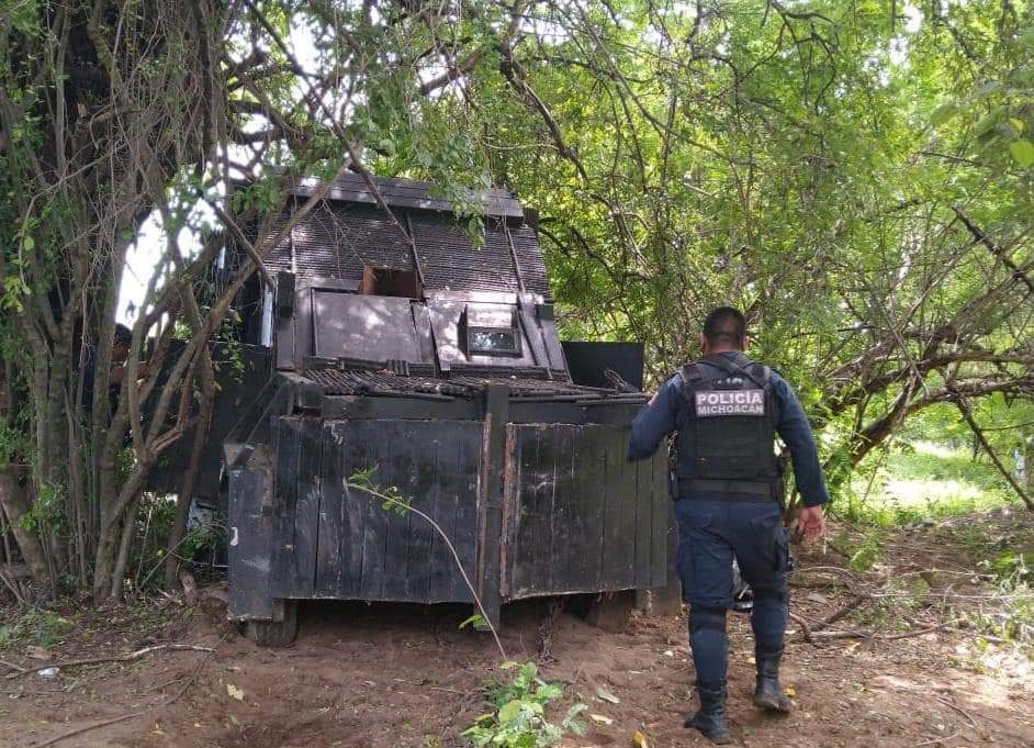 ElPerro11218540's tweet photo. #Michoacán
Elementos de la Policía Michoacán decomisan #CamiónMonstruo, armas y un vehículo con reporte de robo en el municipio de #Aguililla

@blogdelnarcomx @SinEmbargoMX @UnidadDeInteli1 @CarlosLoret https://t.co/EQNRbVm6ZB