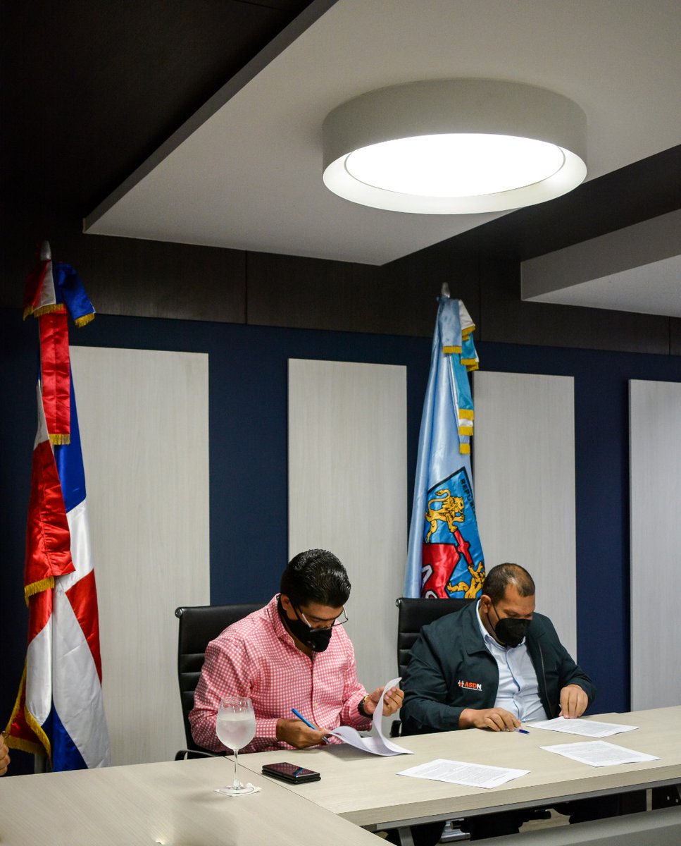 caasdrd's tweet photo. De su lado, el alcalde Carlos Guzmán agradeció la receptividad de parte del director general de la @caasdrd, Ing. @FellitoSubervi. #llegandoytrabajando @AlcaldiadeSDN https://t.co/AMbDafjiJN