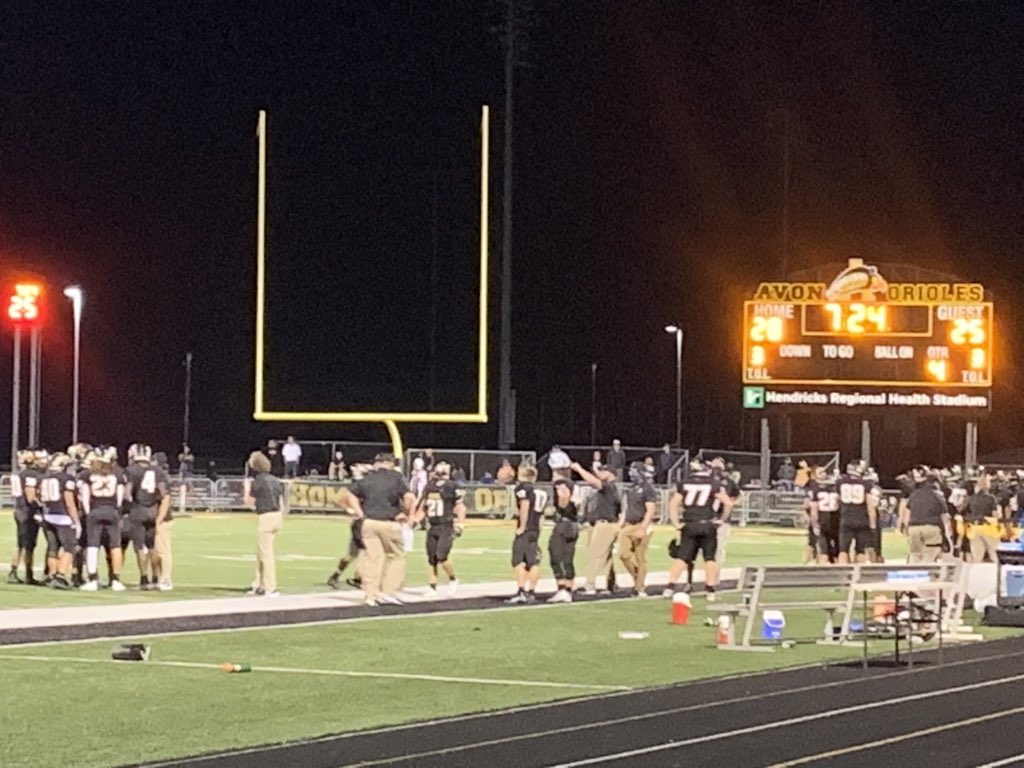 TheOfficerCraig's tweet photo. On SENIOR NIGHT, the @AvonFBOrioles come back from a 25 POINT DEFICIT to take the lead 28-25 with 7:24 left in the game vs @HSEHighSchool !!
21 unanswered points in the 2nd half.
#GoOrioles #GoAvon https://t.co/ZnlYYCIvnw