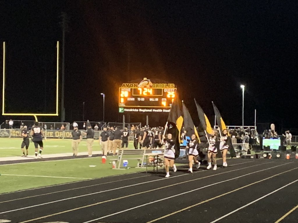 TheOfficerCraig's tweet photo. On SENIOR NIGHT, the @AvonFBOrioles come back from a 25 POINT DEFICIT to take the lead 28-25 with 7:24 left in the game vs @HSEHighSchool !!
21 unanswered points in the 2nd half.
#GoOrioles #GoAvon https://t.co/ZnlYYCIvnw