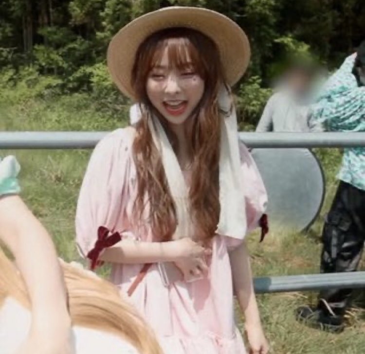 guys !! a cottagecore lesbian 😳😳!! #비비