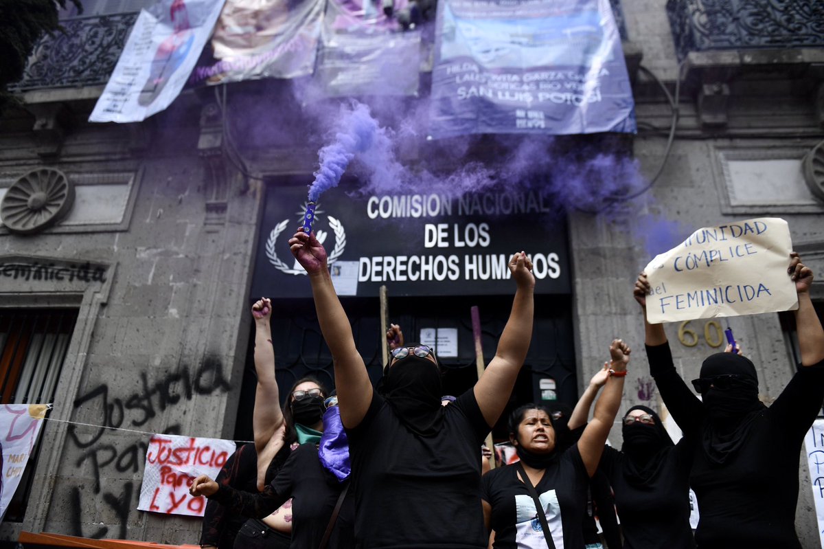 hoysololeslie's tweet photo. “Hasta que exista justicia nos vamos” 

Madres de víctimas de feminicidios y abuso sexual, así como integrantes de diversas colectivas mantienen tomadas las instalaciones de la CNDH, ubicada en República de Cuba 60. 

https://t.co/eEHAXPJOrd 

#NiUnaMenos #CNDH https://t.co/ILagSaXZrP