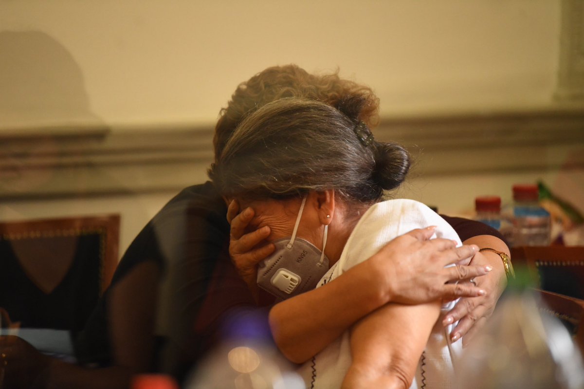 hoysololeslie's tweet photo. “Hasta que exista justicia nos vamos” 

Madres de víctimas de feminicidios y abuso sexual, así como integrantes de diversas colectivas mantienen tomadas las instalaciones de la CNDH, ubicada en República de Cuba 60. 

https://t.co/eEHAXPJOrd 

#NiUnaMenos #CNDH https://t.co/ILagSaXZrP