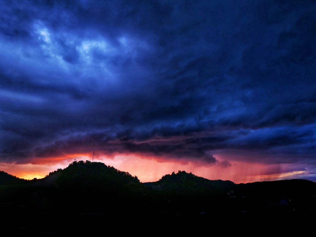 PerryB_Photo's tweet photo. A nice colorful storm at sunset here in Bristol, TN. #itsbristolbaby #TNsunset #clouds #cloudporn https://t.co/tGr1Voib6g