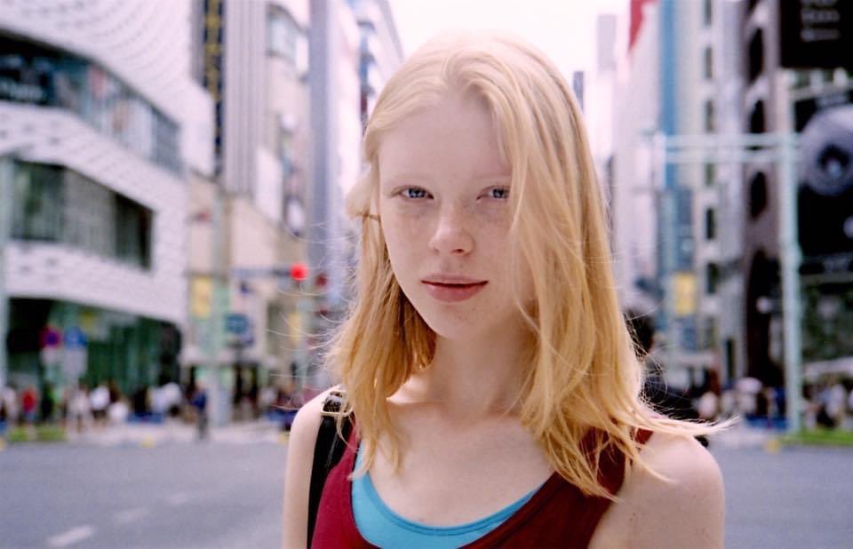 高橋masa街撮りカメラ Sur Twitter 4年前銀座のホコ天で声掛けして撮らせてもらいました 色が白くて細 い 金髪碧眼 北欧系の方でしょうか 素敵な方でした コンタックスiiaで撮影 この数日後にコンタックスは新橋の駅前で息を引き取り事になるとは Ww 路上に