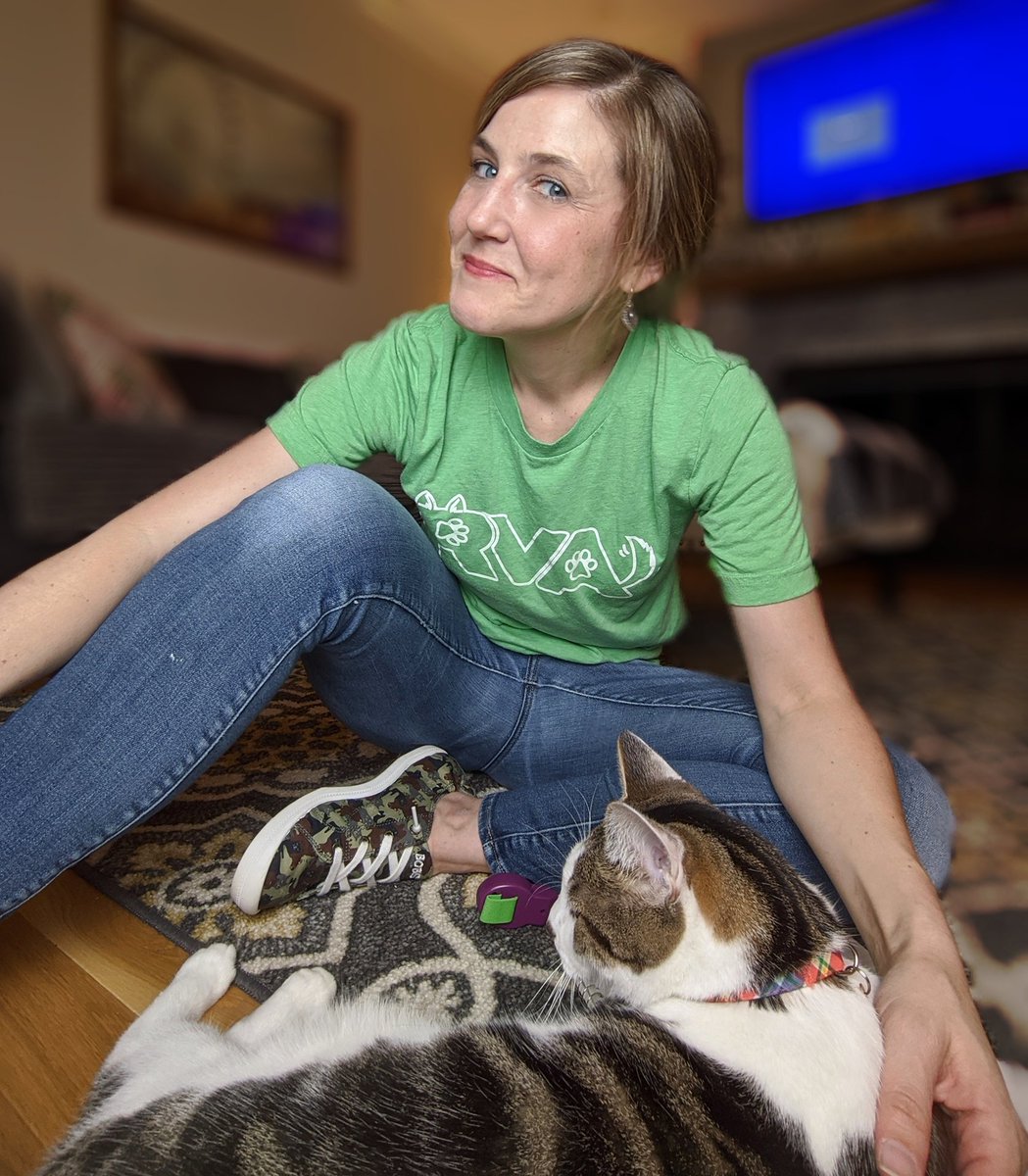 PawsitiveLady's tweet image. Had my first virtual feline behavior consultation via zoom last night. Part of the behavior modification plan for the family I&apos;m working with involves clicker training so I asked the expert Maestro to help demonstrate the basics.😻
#benefitsofzoom #CatsCanBeTrained #catbehavior