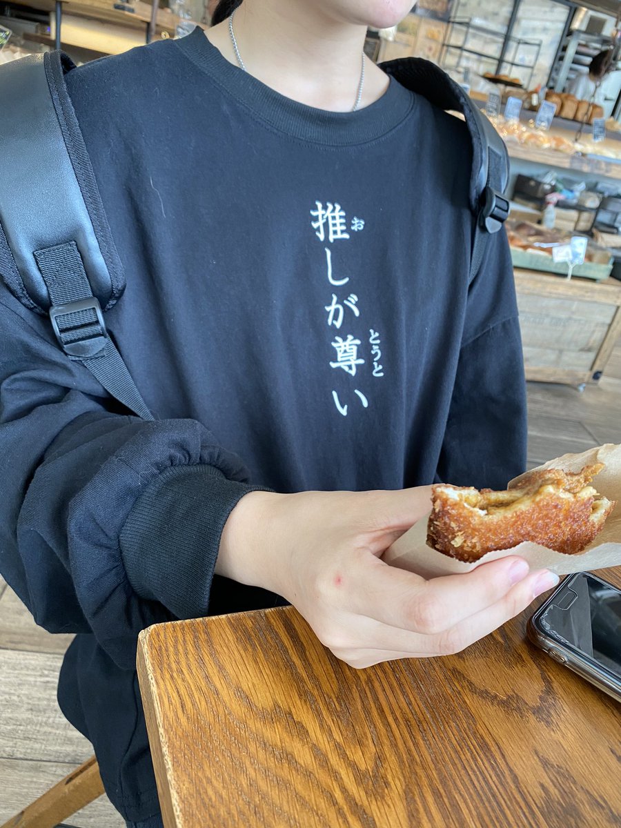 今日は妹と義妹とチワワの合同お誕生日会をやるんですが 家の近くでプレゼント探してていいのなくて そのまま思わずタクシー乗って百貨店来てんけど部屋着でsupremeのパチもんtシャツ着てたことに気づいた 恥ずかしくてほんとむり 一目でパチもんとわかるロゴの大き