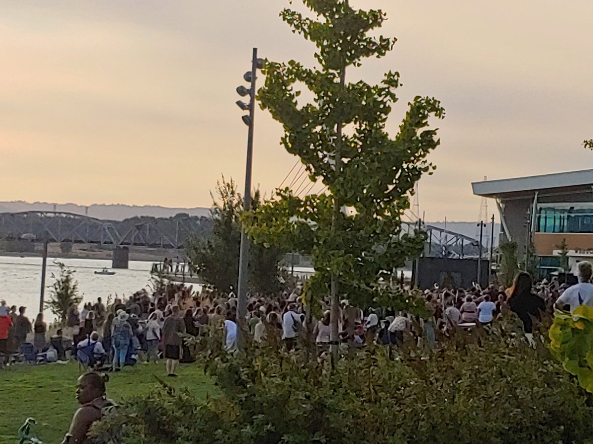 JustifydWarrior's tweet photo. Went on a walk today with #MerlinTheMagicBunny ๐
Stumbled upon seemingly a "christian super spreader" concert ๐ฌ
Vans of unmasked children, teens & young adults bussed in from allbover, elbow to elbow, hugging & shaking hands... nearby parking lots & resturaunts are packed ๐ค https://t.co/w39OJfa52M