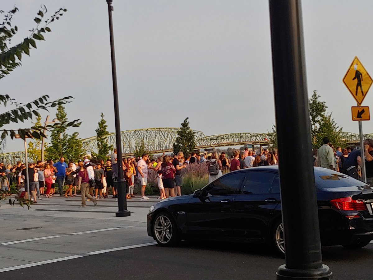 JustifydWarrior's tweet photo. Went on a walk today with #MerlinTheMagicBunny ๐
Stumbled upon seemingly a "christian super spreader" concert ๐ฌ
Vans of unmasked children, teens & young adults bussed in from allbover, elbow to elbow, hugging & shaking hands... nearby parking lots & resturaunts are packed ๐ค https://t.co/w39OJfa52M