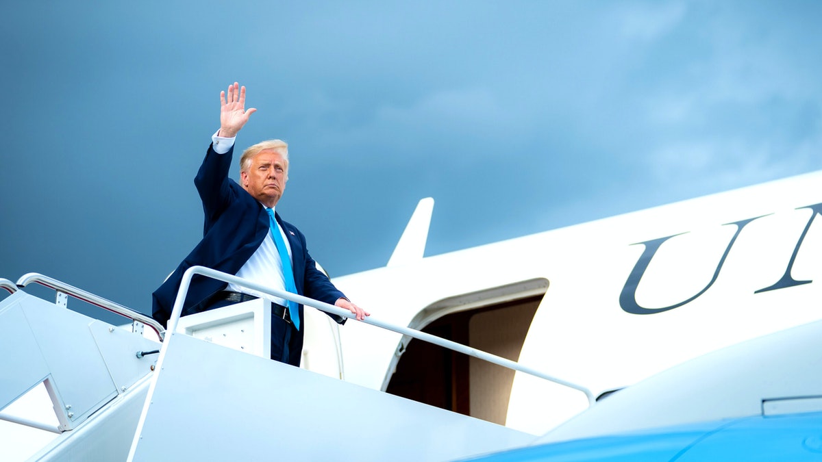 realDailyWire's tweet photo. BREAKING: Trump Bans Federal Money From Funding Far-Left Anti-American ‘Critical Race Theory’ https://t.co/t292f4LSkq https://t.co/3wrgXQj4en