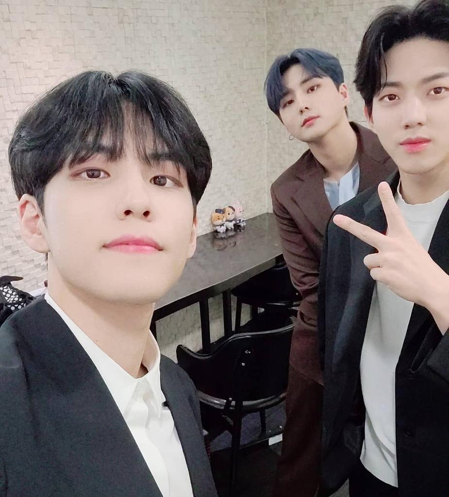 WonpilChile's tweet photo. [TWITTER | 20.09.04] #Wonpil junto a #YoungK y #Dowoon en la actualización de la cuenta oficial de DAY6 

Cr. Day6official 
Trad. Esp Wonpil Chile 

 #DAY6 #데이식스 #원필 #The_Book_of_Us_Gluon #The_Book_of_Us #Gluon  #Even_of_Day 🦊 https://t.co/WScxTkmVc8