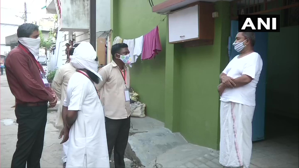 ANI's tweet photo. Maharashtra: Nagpur Municipal Corporation in association with Rashtriya Swayamsevak Sangh's Lok Kalyan Samiti has launched ‘Mission Vishwas’ in Nagpur, to help counsel #COVID19 patients and their family members, and in contact-tracing https://t.co/WwEuyiCSqB