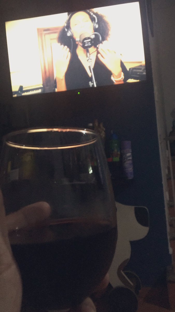 PianoManX6's tweet photo. Después de lavar los platos y limpiar la cocina, niña... un vinito con musiquita delish ! #Lohai https://t.co/HxsAGMQQP6