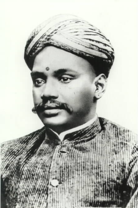 RaTwitz's tweet photo. வ.உ.சிதம்பரனாரை எப்படியாவது இந்த ஜாதி சங்க ஆட்களிடமிருந்து காப்பாற்றி அவரை மக்களிடம் சரியான முறையில் கொண்டு சேர்க்க வேண்டும்.
தேசத்திற்காக தனது சொத்துக்களை இழந்து சிறையில் செக்கிழுத்த தியாகி வ.உ.சியை ஜாதி மதத்திற்குள் அடக்க முயல்வது வரலாற்று துரோகம்!
#HBDVOC https://t.co/9niv1rdw1F