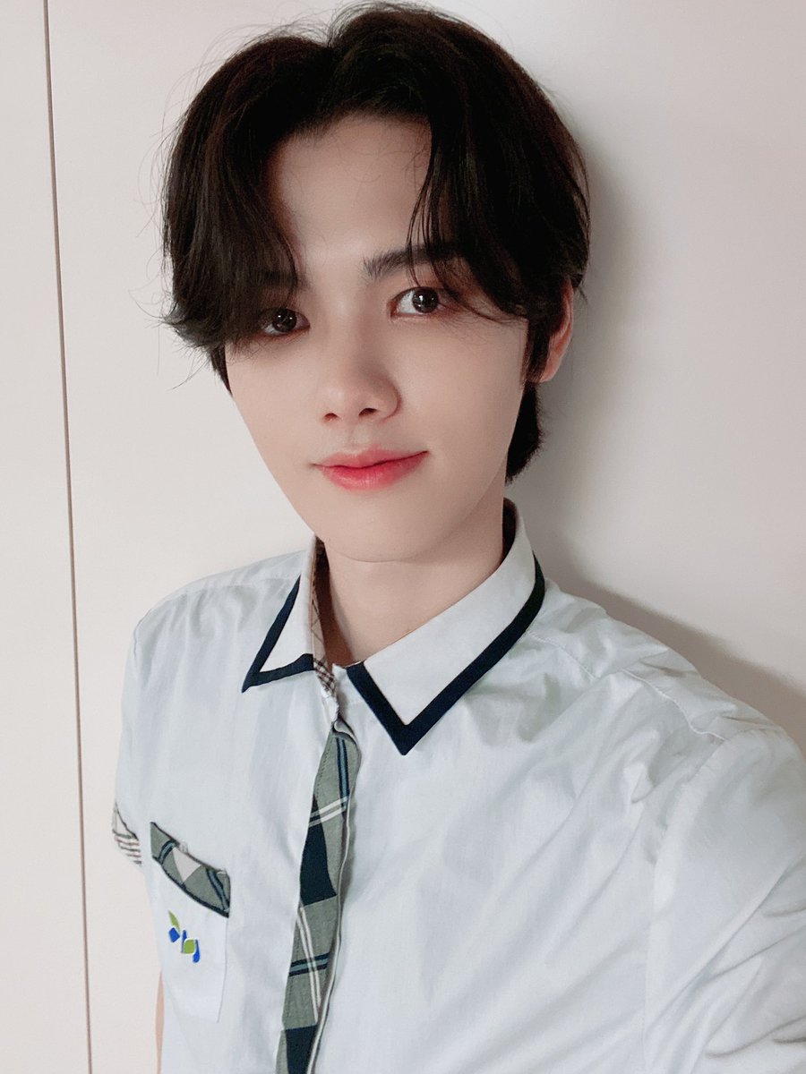 CRAVITY_twt's tweet photo. 형준아 교복 찾았어...ㅎㅎ
#민희 #형준 https://t.co/gx8eMQBZJS