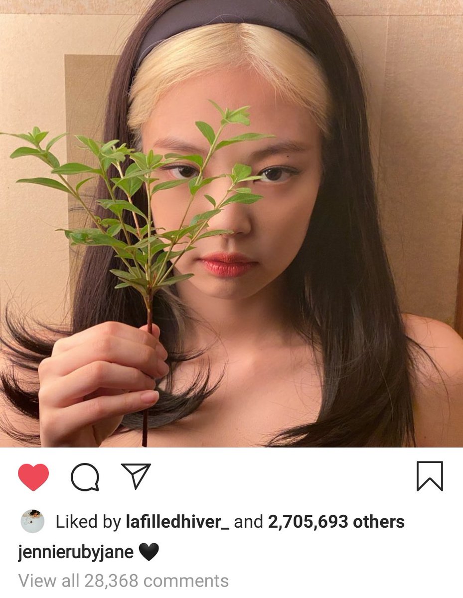 jenniedebuts's tweet image. Doyeon liked Jennie's pics again
