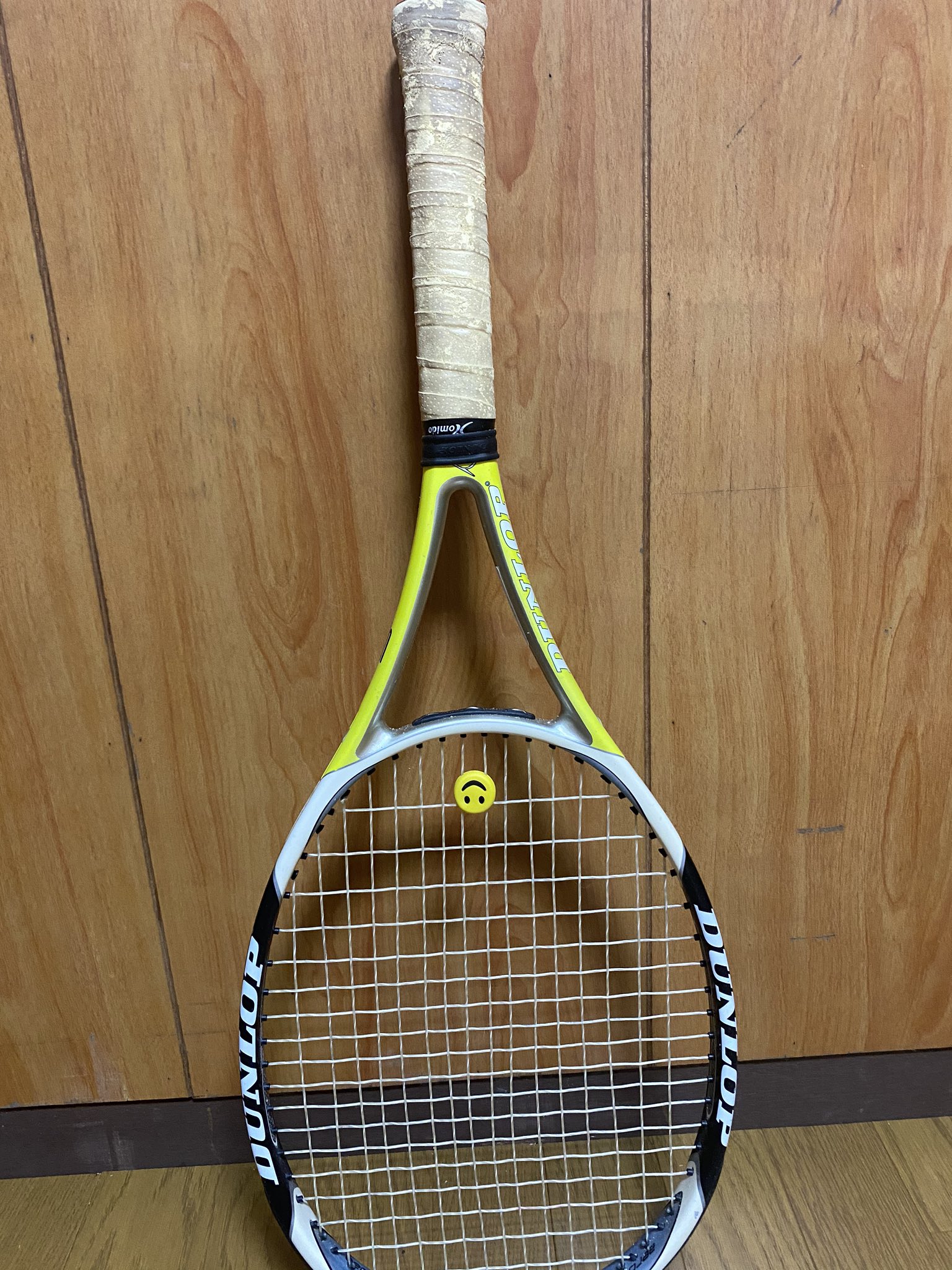 Twitter 上的 西野陽菜 Dunlop Aerogel 500 Princeのラケットが壊れてから 購入 高校時代の途中から可愛さはかなぐり捨てて 使いやすさとかっこよさにこだわりはじめて買った 黄色に合わせて ニコちゃんマークの振動止め グリップも白でとってもシンプル
