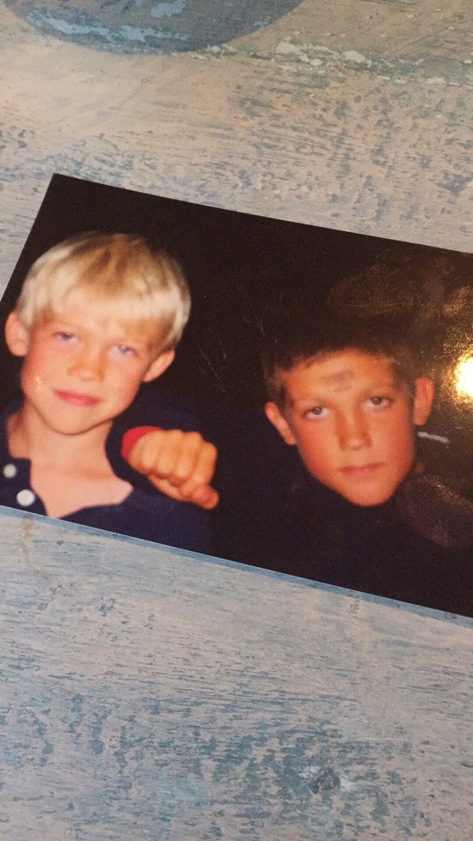 And this's the only pic (unfortunately) we have of Joe as a kid! For the first few seconds I didn't actually recognize him but whatever, he looks so cute! Maybe  @josalw will share some with us in the future 