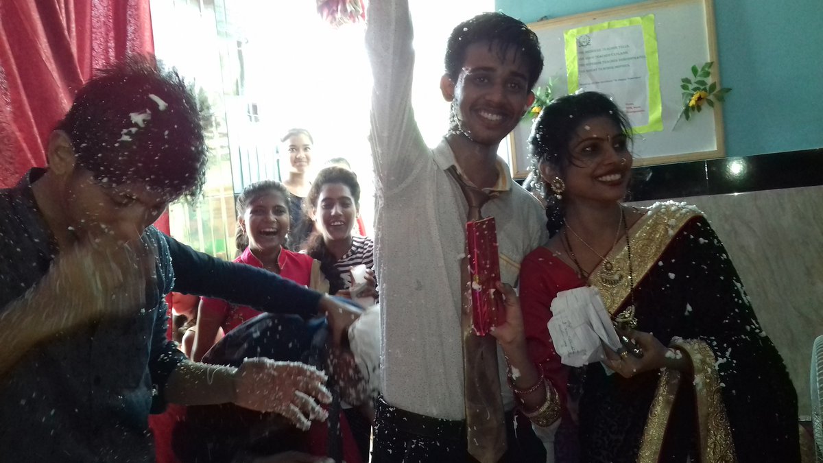 Sidhant744's tweet photo. गुरु गोविंद दोऊ खड़े, काके लागूं पांय, बलिहारी गुरु आपकी, गोविंद दियो बताय
Even today our teachers are working day&amp;night to give good education to children when schools are closed.I salute to all of you who are selflessly working and making our future bright 
#HappyTeachersDay https://t.co/sR1DANo360