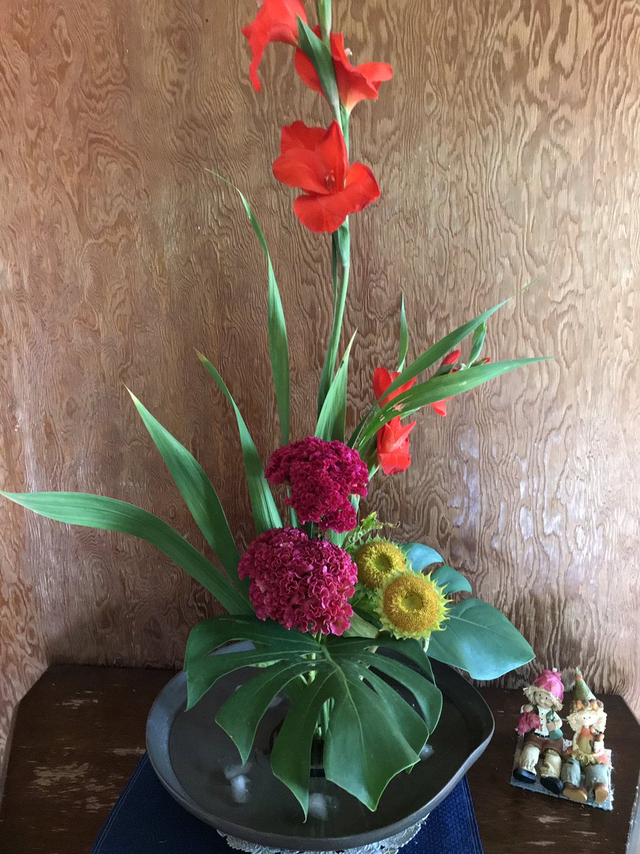 てるえばあちゃん 最後のグラジオラス 花束 のひまわりが花びらが落ちたので全部外して婆ちゃんのうちに 今年よく育つモンステラを誘ってある物生け 花の水替えもよくやって娘宅のサカブランカが綺麗だった 花束を大切に扱う娘に感謝