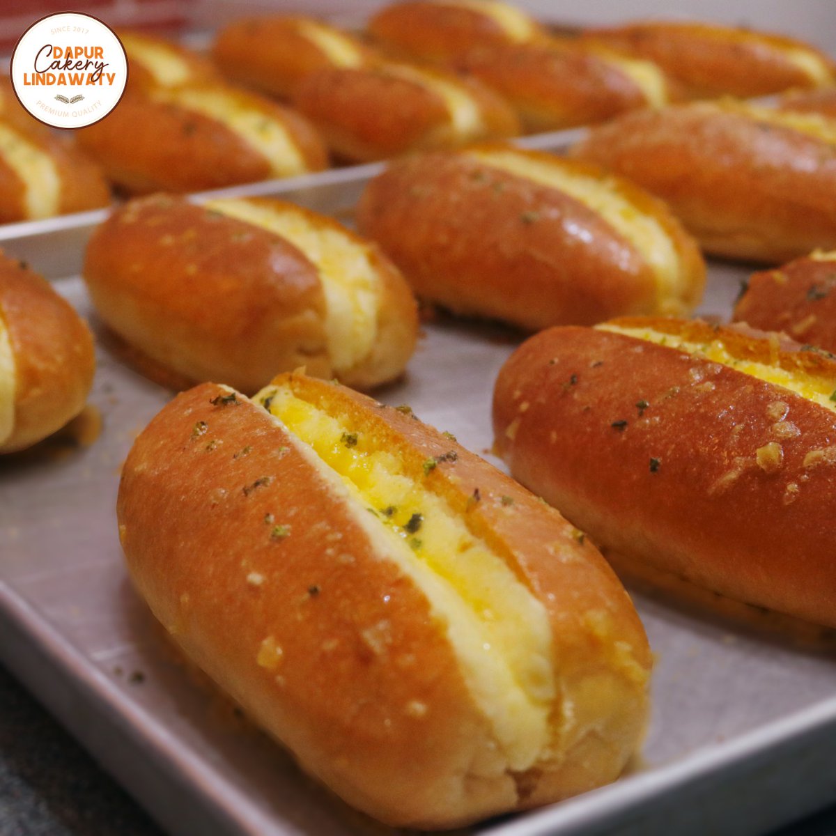 Selain ada garlic bread,  ada juga cinnamon roll, puding2 kekinian, dessert box dan brownies cube yg juga lagi ngehits..jd pengen order semua ga sih?😅#reviewsipirili #dapurlindawatyjam7pagi
#koreangarliccheese
#DapurLindawatyDepok
