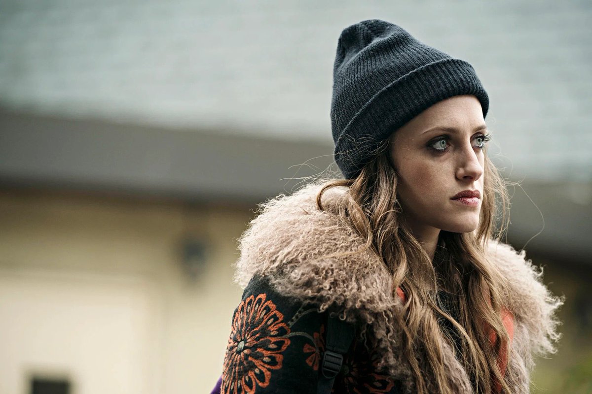 AAOsAwesomeFans's tweet photo. Day 3: Favorite female character: Darlene. She is brilliant & strong, & a refreshingly non-stereotypical female character. Elliot could not have pulled off his hacks without her & she’s the one person important enough to him to “wake” him. They are a team. #MrRobotWeek #MrRobot https://t.co/qxxkIeusGo