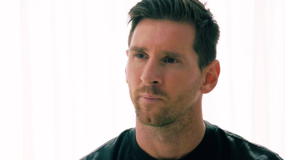 Yo en esa mirada veo la impotencia, tristeza y el desconsuelo de alguien que solo quiere seguir jugando al fútbol porque es lo que más le gusta. 
Te amo messi sos mi ídolo maximo