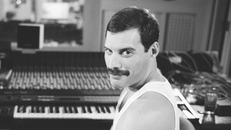 queenfcarg's tweet photo. ¡Feliz cumpleaños, @freddie_mercury ! https://t.co/oL0u7XKldw