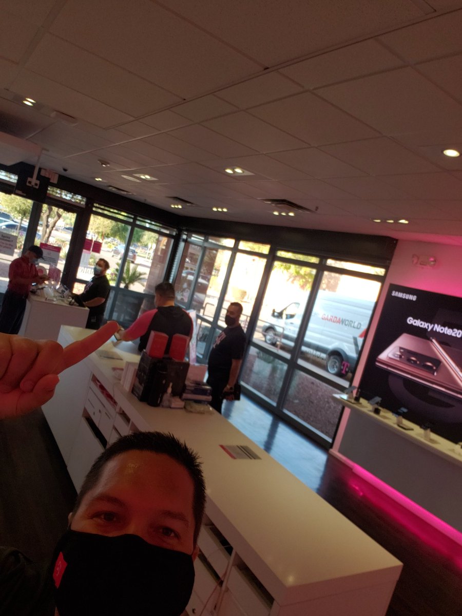 OL_PHXCentral's tweet photo. 99th McDowell giving the Magenta glove experience to Verizon customers who are making the switch and saving 20% on T-Mobile service for LIFE!! Come be a part of the uncarrier movement...we are here for YOU! #bingochamp #maketheswitch #getoutofthered https://t.co/byrWNj77Eh