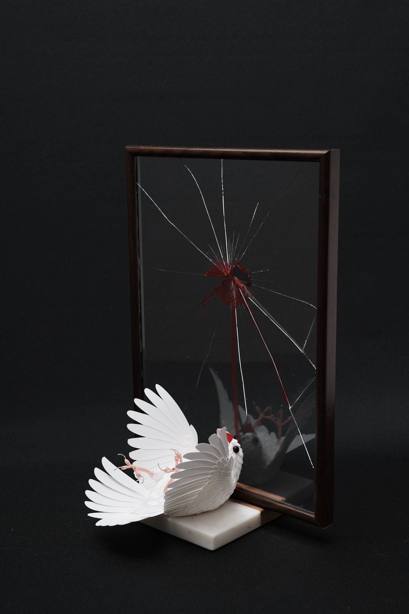 야생조류 유리창 충돌.

우리나라에서만 환경부 추산 하루 2만마리. 일년에 800만마리의 야생조류들이 유리창에 충돌해 죽어 갑니다. 우리는 유리창에 5x10 간격으로 토트점을 찍어 주거나 특수 필름을 부착하는 것만으로도 야생조류들을 이런 어이없는 죽음으로 부터 지킬 수 있습니다.
#페이퍼아트