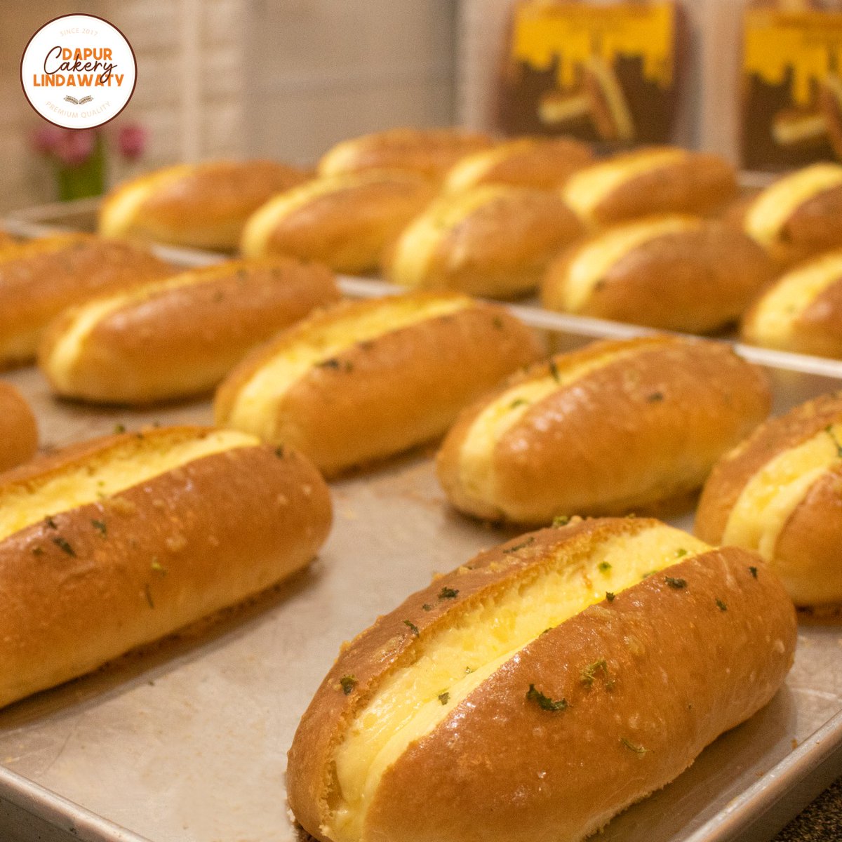 kalo pagi ini aku pesennya 4 #koreangarliccheese  harganya 99rb, kalo kebanyakan korean garlic cheese bentuknya bulet, dia beda sendiri nih bentuknya lonjong gini..
#reviewsipirili #dapurlindawatyjam7pagi
#DapurLindawatyDepok