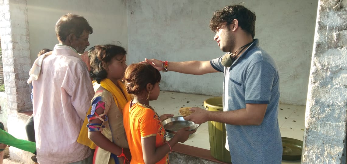 Naveen7Sharma's tweet photo. Food &amp; Books Distribution Sahirday Bharat Shivpuri
# Sahirday Fountation # Food
# Help &amp; Education # Shivpuri😃 https://t.co/ZLOVJK0B4u