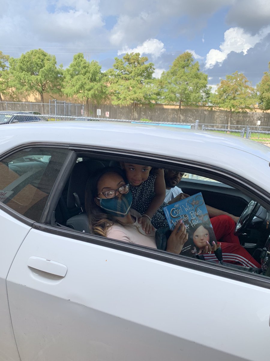 mistral_cec's tweet photo. Distribution of supplies  @mistral_cec Thanks for the donation of books! @BooksBtnKids https://t.co/84pm65zQnq