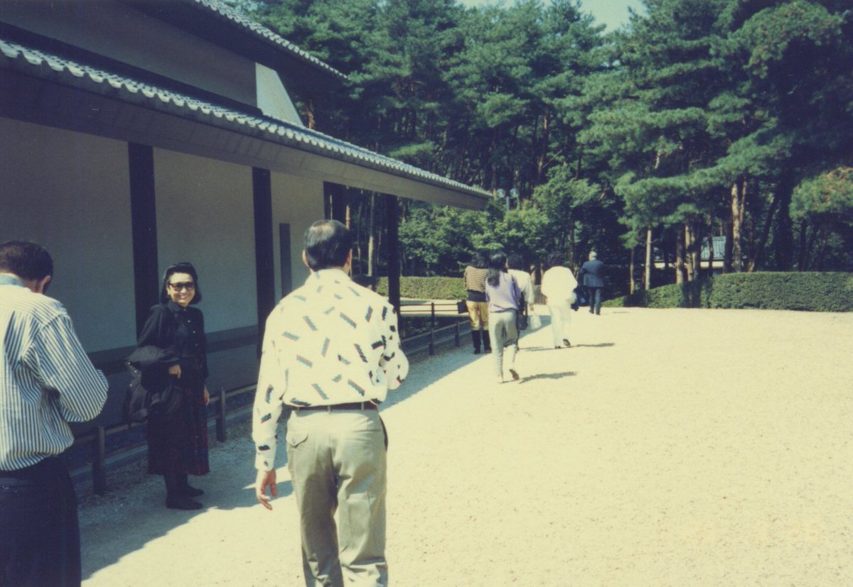kuritamuseum's tweet photo. #フレディマーキュリー誕生祭2020  ということで、
1986年9月26日に当館に来館されたときの写真を。
ありがたいことに「聖地巡礼」の地として、ファンの皆様にご来館頂いており、フレディさんが今も多くの方々に愛されているんだなと感じています😊
#HappyBirthdayFreddieMercury 🎂 https://t.co/IfeeLtI59h