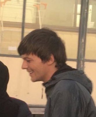 KingsUpdatesHL's tweet photo. ⏪| “You are the second person to tell me that… Yes, I‘ve been telling him. I texted him about that. He looks good, it's a good haircut." 

-A day like like today, but 1 year ago, Louis talked about the similarity between his haircut and Harry's 💗 https://t.co/vwERBnmjDc