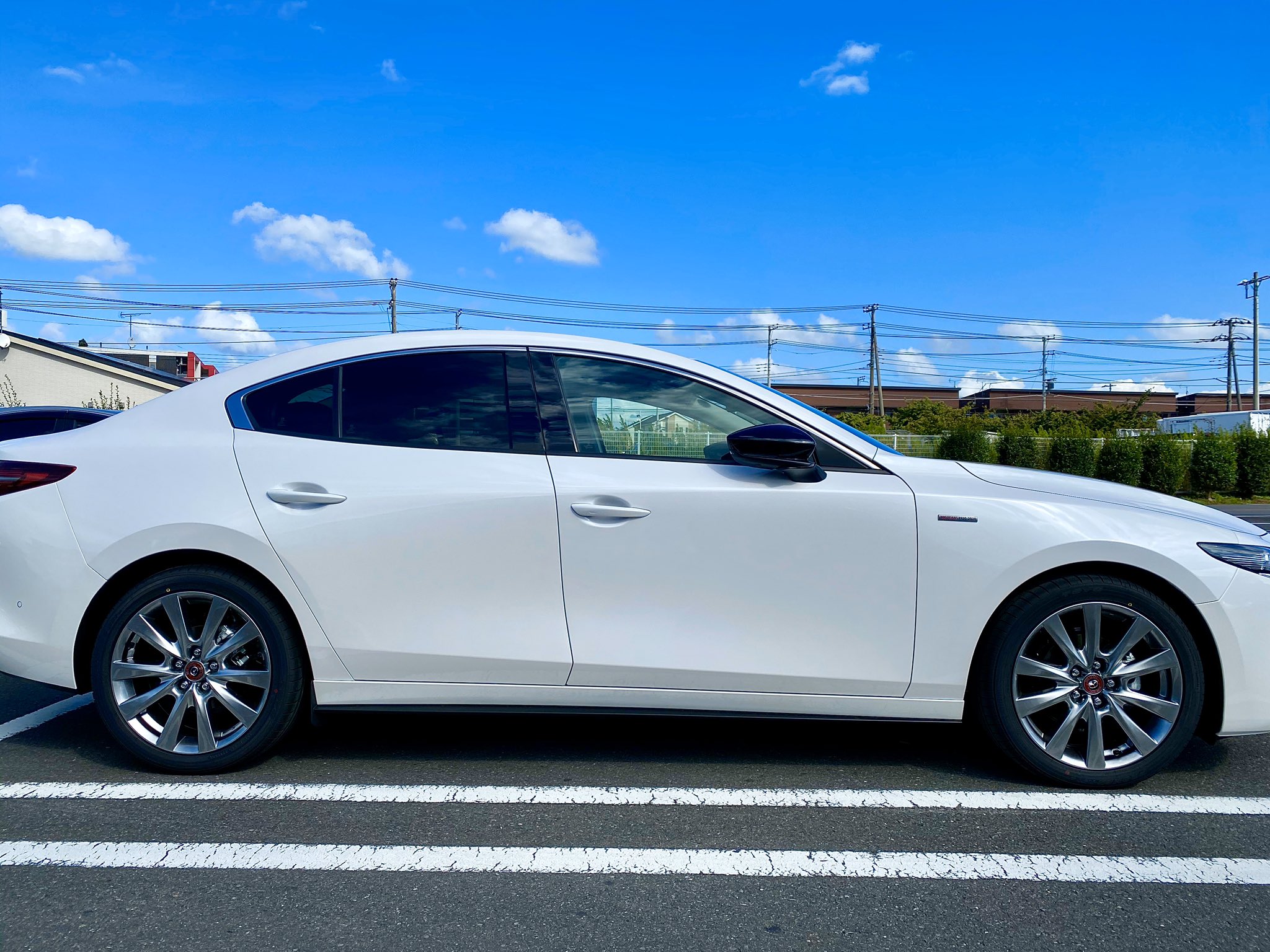 かくたとかマニタとかミズノとか 予想通り街中走ってても Mazda3 セダン 白 黒サイドミラー をまるっきり見ない 見たことない 特別感がすごく高くてアガる セダンは横から見た時が最高 Mazda3 Mazda3セダン Mazda マツダ100周年特別記念車 マツダ