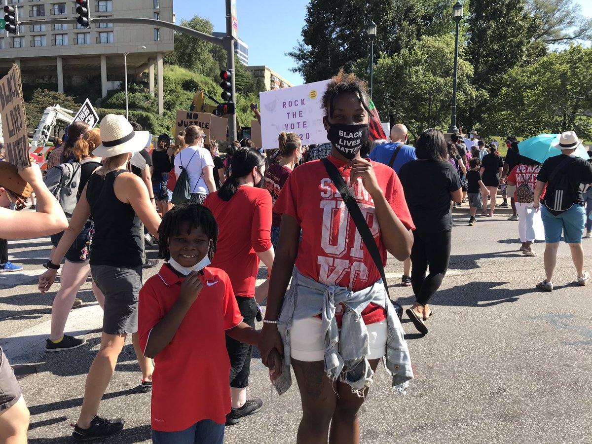 standup_kc's tweet photo. UNITED WE STAND, DIVIDED WE FALL! 
We cannot separate our fight for racial equality from our struggle for economic justice. The workers, united, will never be defeated! ✊🏿✊🏾✊🏻🇺🇸

#StandUpKC #MarchOnKC #BlackLivesMatter #FightFor15 #UnionsForALL https://t.co/GeebLnOU9R