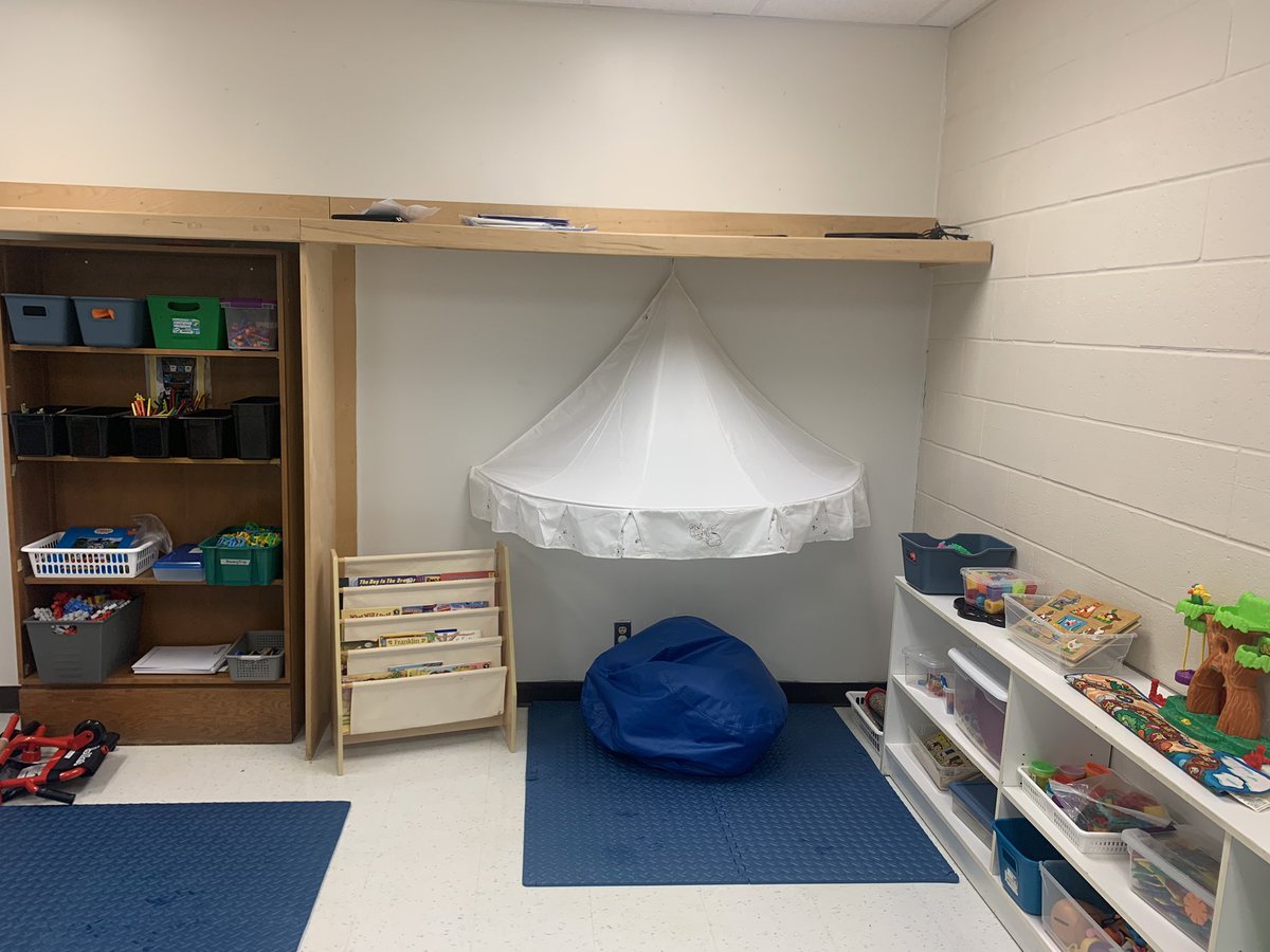MrskOcsb's tweet photo. Thank you for all the help today from our wonderful EA team @OLMCarmelOCSB. The sunshine room is officially ready for our kids! https://t.co/UcqZ8oiOcn