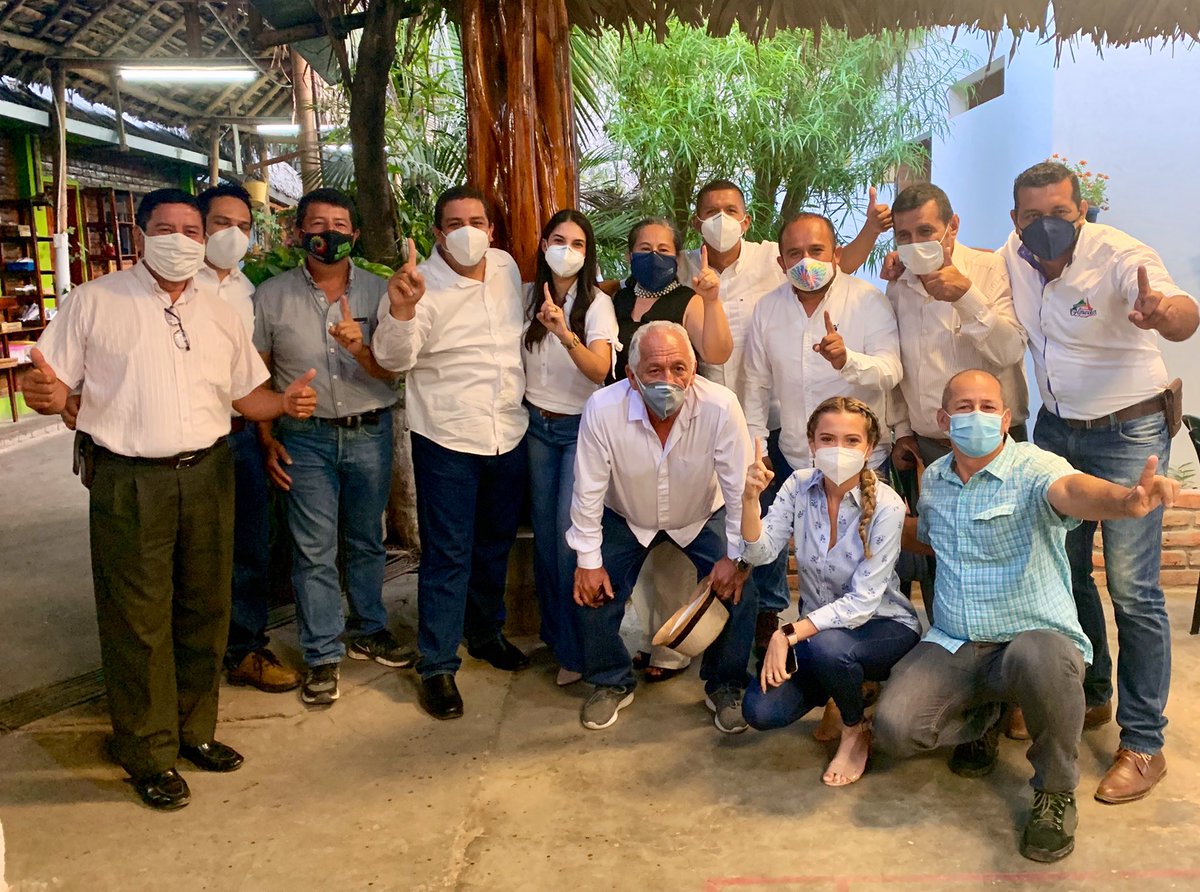 LeninBarreto's tweet photo. La dirigencia de la Revolución Ciudadana y los candidatos a la Asamblea por Manabí reafirmamos el compromiso militante para afrontar la campaña y llevar a @ecuarauz_ en una sola vuelta a la presidencia este 2021. @MashiRafael @FernandoCedeR @LuisaGonzalezEc
@LeoOrlandoA https://t.co/IoAJWteSpk