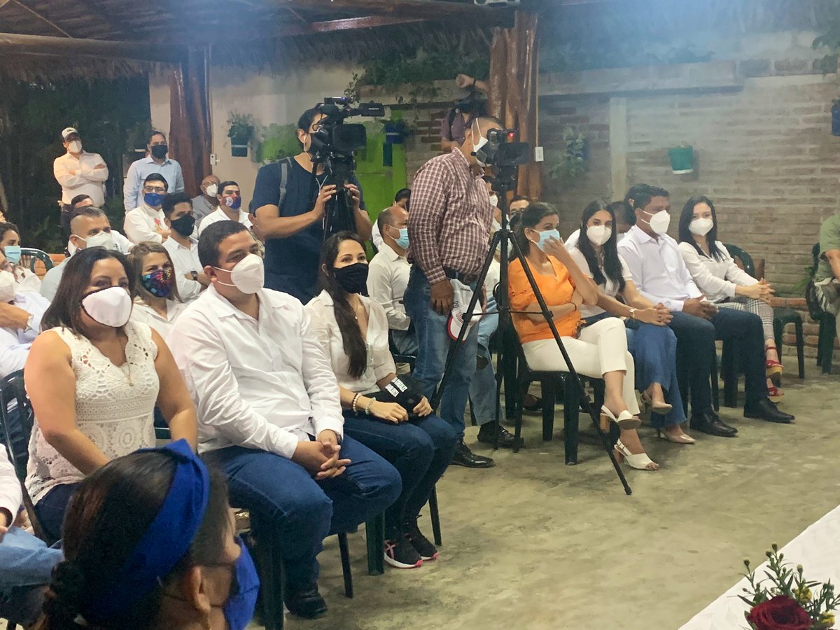 LeninBarreto's tweet photo. La dirigencia de la Revolución Ciudadana y los candidatos a la Asamblea por Manabí reafirmamos el compromiso militante para afrontar la campaña y llevar a @ecuarauz_ en una sola vuelta a la presidencia este 2021. @MashiRafael @FernandoCedeR @LuisaGonzalezEc
@LeoOrlandoA https://t.co/IoAJWteSpk