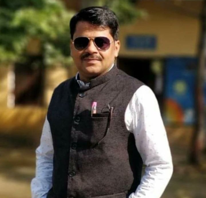 AlokSahay_'s tweet photo. My favourite teachers my Economics teachers, Mr. P.N. Mishra sir. You’re a truly inspiring individual who has taught so much more than simply curriculum. Thatis why I just wanted to let you know that your hard work, efforts. Thank You Sir!
#TeachersFromIndia
#OurTeachersOurHeros https://t.co/UcGuBld6aF