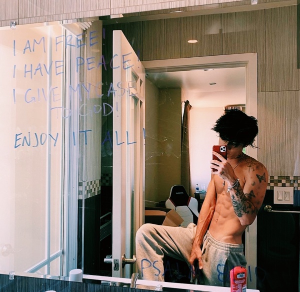 jxdnking's tweet image. still obsessed with him and his black hair as always 🥺 i love you @jadenhossler if u didn't know, u mean the world to me and thanks for making us smile and happy. i'll support u no matter what!🥺❤️ you've done so far and you deserve that bc u never failed to amaze us!!!❤️ ilysm