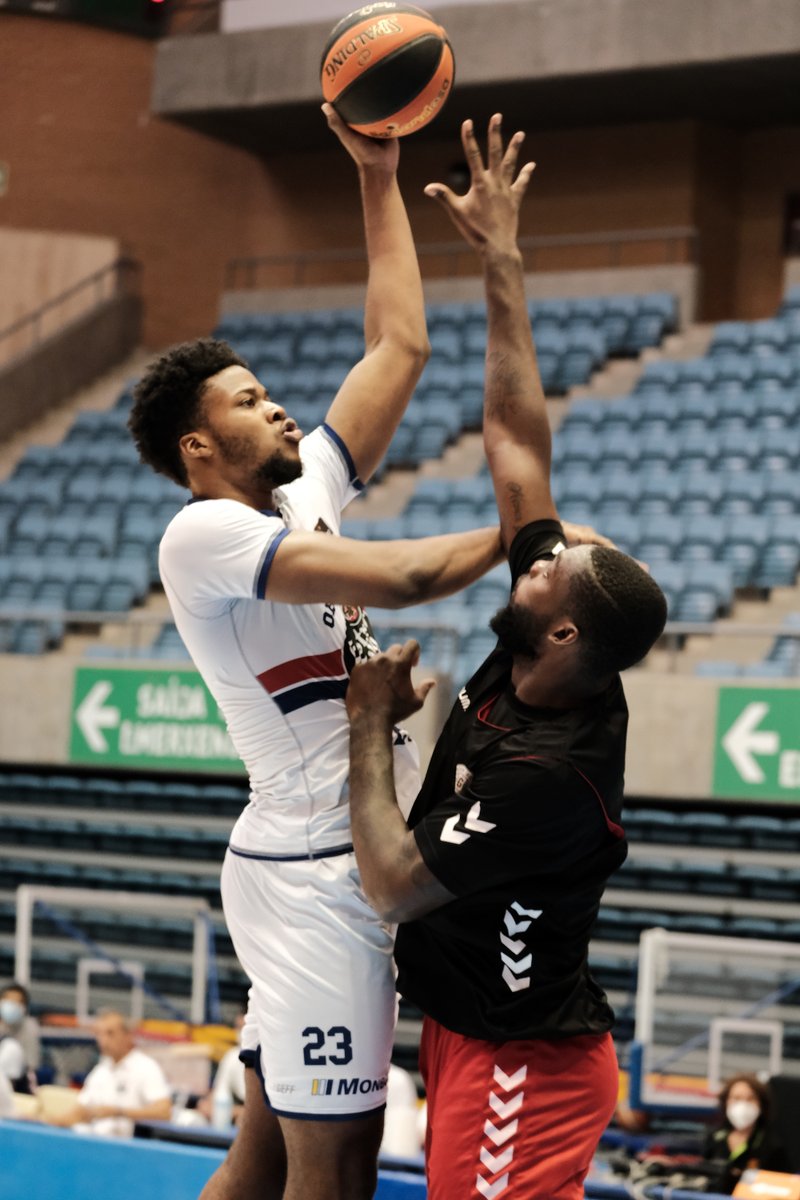 OBRADOIROCAB's tweet photo. 📝 CRÓNICA: El Monbus Obradoiro consigue la victoria ante Delteco GBC en el primer amistoso de pretemporada

➡️ https://t.co/TR8hd6aqpC

#écousadetodos #ObraGBC https://t.co/uaeCGqzXDZ