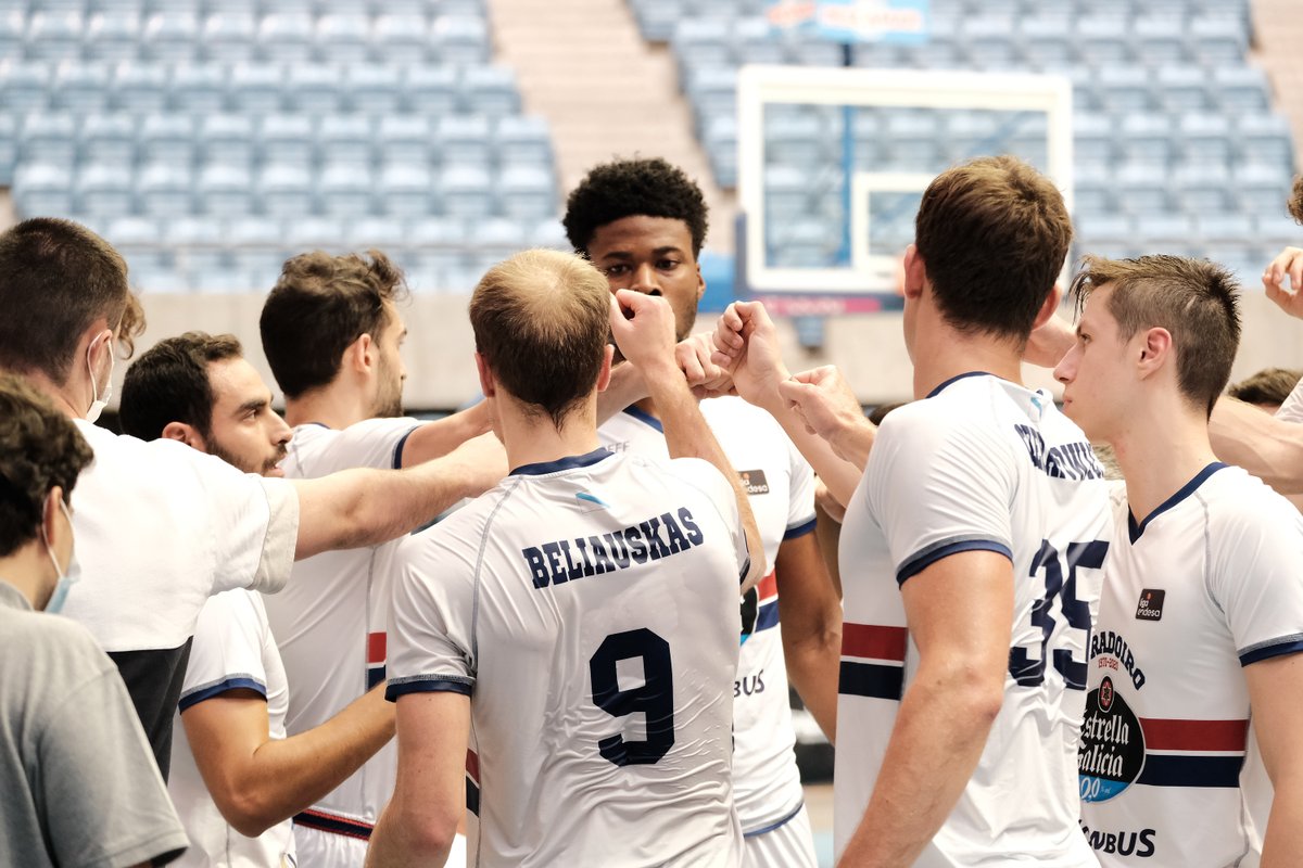 OBRADOIROCAB's tweet photo. 📝 CRÓNICA: El Monbus Obradoiro consigue la victoria ante Delteco GBC en el primer amistoso de pretemporada

➡️ https://t.co/TR8hd6aqpC

#écousadetodos #ObraGBC https://t.co/uaeCGqzXDZ
