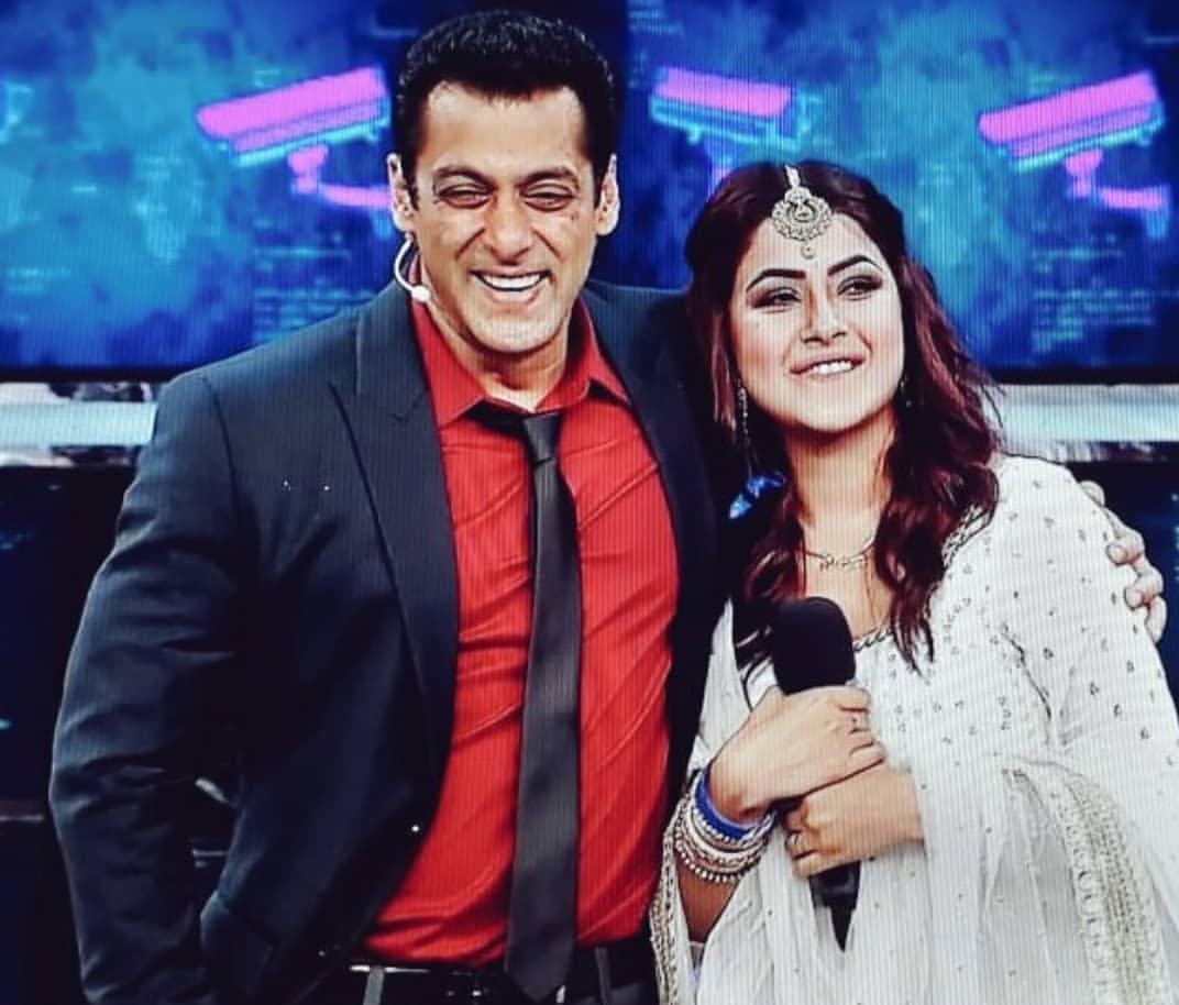 No one can say that they didn't laughed when shehnaaz was guessing the weight of fruits & vegetables & d technique with which she guessed d weight.That even made Salman Khan laughed & she made Salman dance with her on stage.Journey Part7Cont.