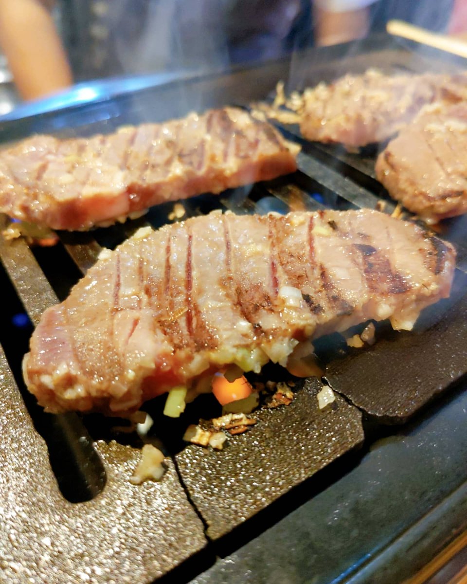 HRo1000's tweet photo. 芸能人がお忍びで来る焼肉屋❣
とにかく美味しい😗
10席しかないお店😗
３人の誕生日祝い❤️
ありがとうございました🥳

#舞阪
#焼肉屋 https://t.co/z9yEXva6uP