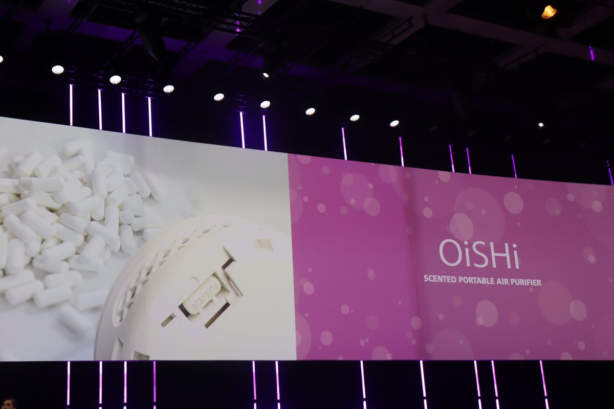 TechnikNewsNET's tweet photo. OiSHi von #ataraina ist ein portabler, umhängbarer Luftreiniger mit Dufttabletten, welche man auf der Rückseite in das Gerät geben kann. @ataraina_eu #IFA20 #IFA2020 https://t.co/9YOOtJMX58