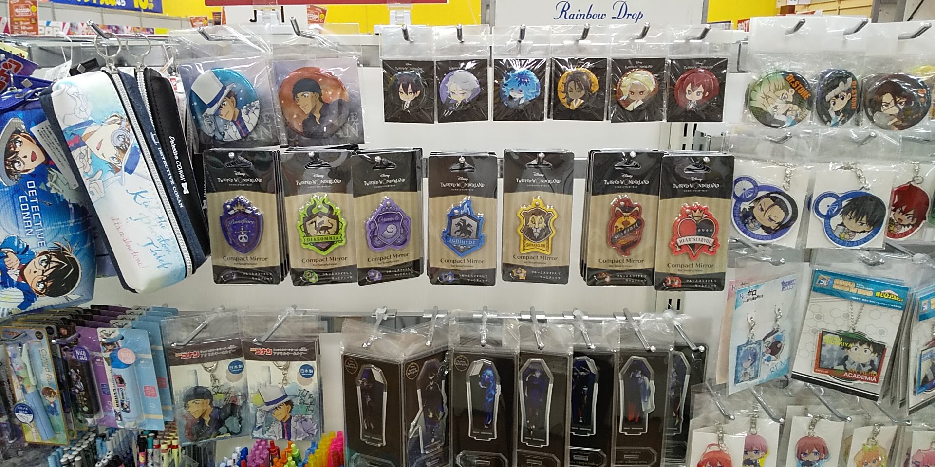 フタバ図書giga春日店 文具コーナーに ツイステ グッズが入荷しました クリアファイル 缶バッチ メモ帳 消しゴムなど種類も豊富です フタバ図書giga春日店 文具コーナーに ツイステ グッズが入荷しました クリアファイル 缶バッチ メモ帳 消しゴムなど種類も豊富です